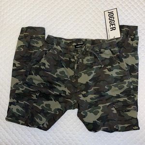New Cargo jogger pants in Army print